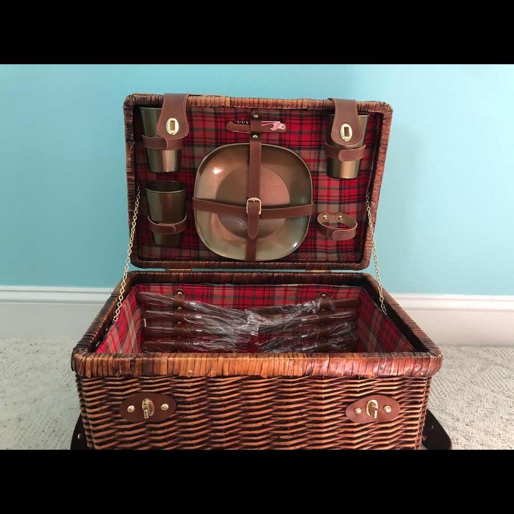 Picnic Basket with plates and silverware